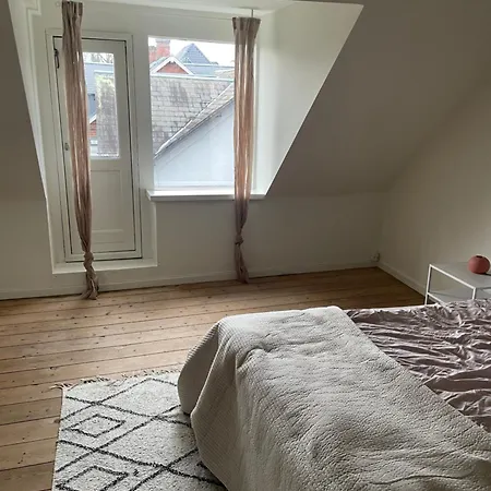 Homestay Udlejning Af To Vaerelser Med Udsigt Til Parken Beliggende I Centrum *