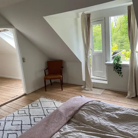 Homestay Udlejning Af To Vaerelser Med Udsigt Til Parken Beliggende I Centrum *
