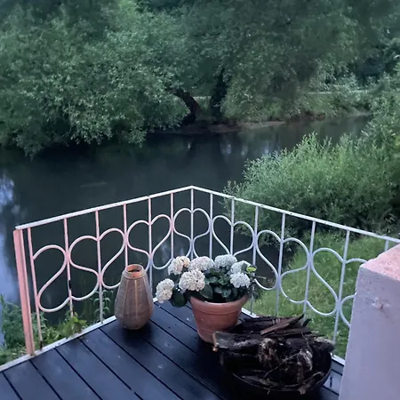 Stort Vaerelse Udlejes I Herskabslejlighed Midt I By Habitación en casa particular *