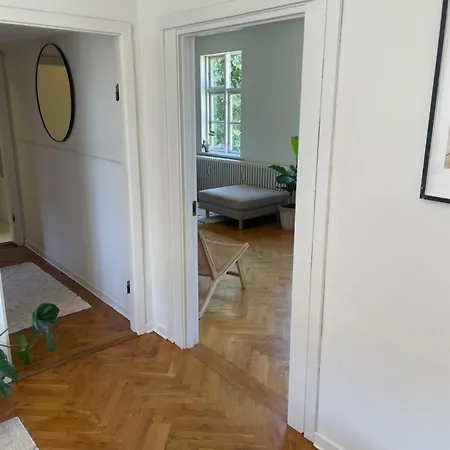 Stort Vaerelse Udlejes I Herskabslejlighed Midt I By