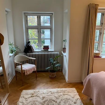 Stort Vaerelse Udlejes I Herskabslejlighed Midt I By בית אירוח